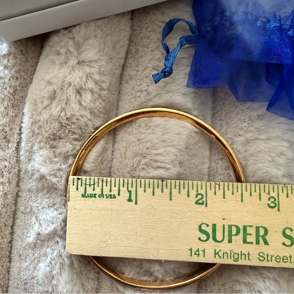 COPY - Swarovski Atelier Crystal Victor & Rolf Bangle - Picture 4 of 9